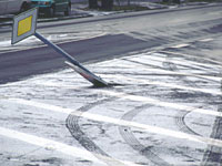 Vorfahrtschild im Schnee umgefahren