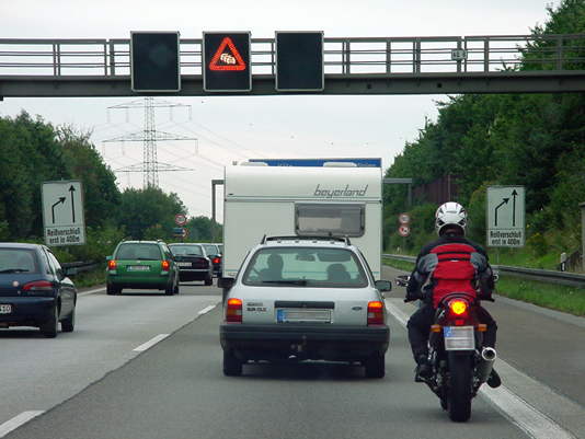 Versetzt fahren bringt Sicherheitsgewinn