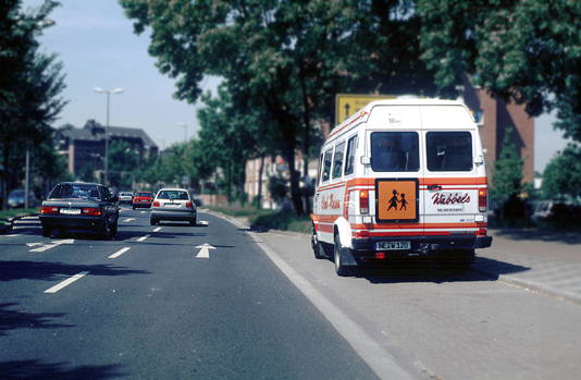 Schulbus mit Warnblinklicht